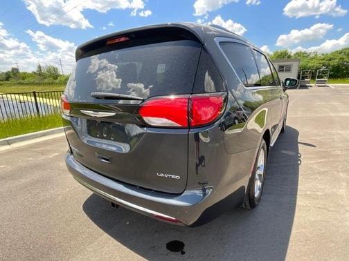 Photo 5 of 64 of 2019 Chrysler Pacifica Limited