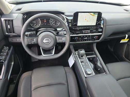 2025 Nissan Pathfinder SL 4WD