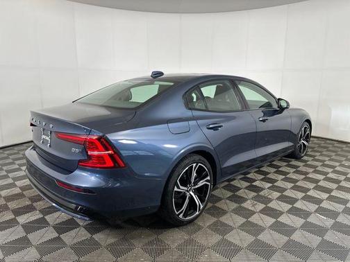 2024 Volvo S60 B5 Core Dark Theme