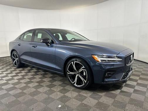 2024 Volvo S60 B5 Core Dark Theme