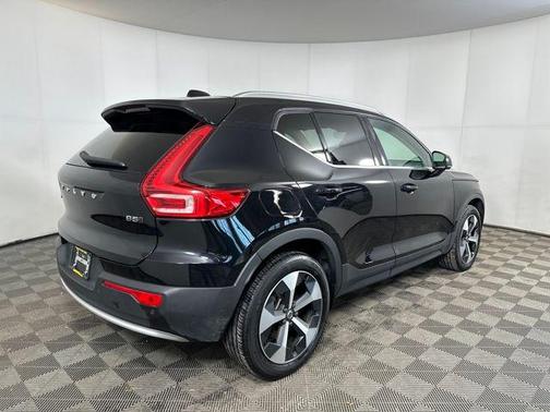 2025 Volvo XC40 B5 Core Bright Theme