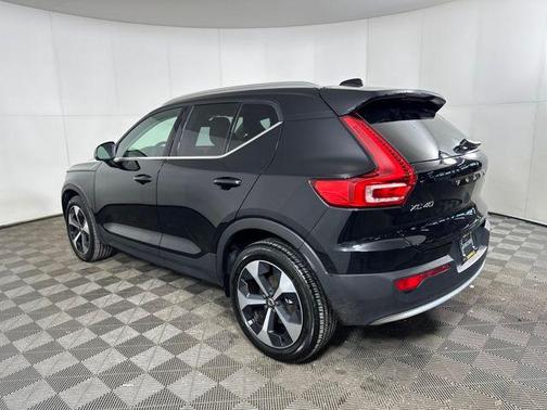 2025 Volvo XC40 B5 Core Bright Theme