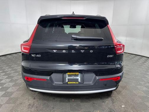 2025 Volvo XC40 B5 Core Bright Theme