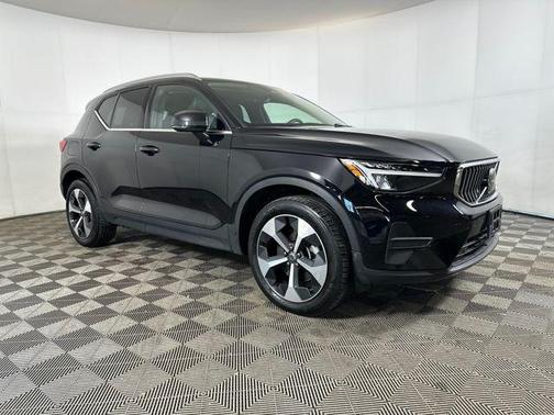 2025 Volvo XC40 B5 Core Bright Theme