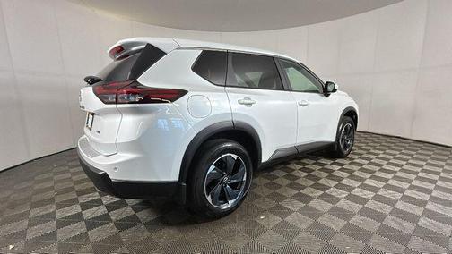 Everest White Pearl Tricoat 2026 Nissan Rogue SV