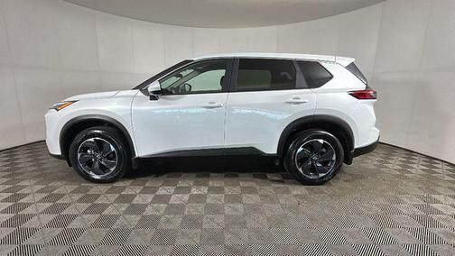 Everest White Pearl Tricoat 2026 Nissan Rogue SV