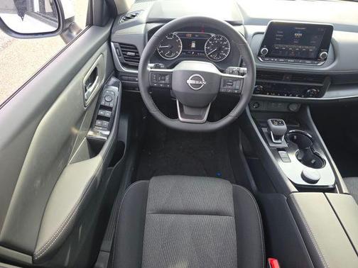 Everest White Pearl Tricoat 2026 Nissan Rogue SV