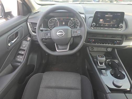 Everest White Pearl Tricoat 2026 Nissan Rogue SV