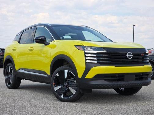Yuzu Yellow Metallic/Super Black 2026 Nissan Kicks SR