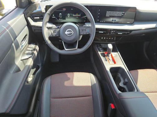 Yuzu Yellow Metallic/Super Black 2026 Nissan Kicks SR