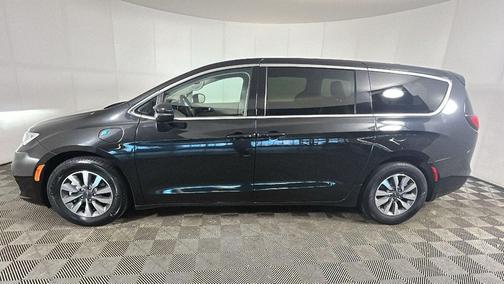 Brilliant Black Crystal Pearlcoat 2023 Chrysler Pacifica Hybrid Touring L