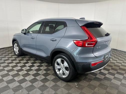 2021 Volvo XC40 T5 Momentum