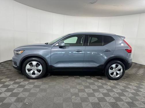 2021 Volvo XC40 T5 Momentum