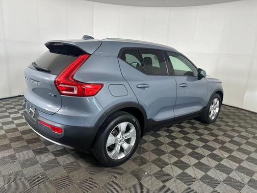 2021 Volvo XC40 T5 Momentum