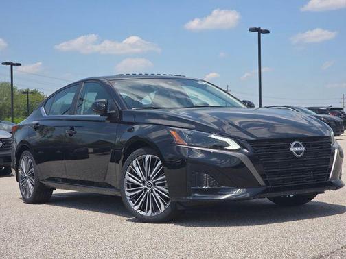 Super Black Clearcoat 2026 Nissan Altima 2.5 SV