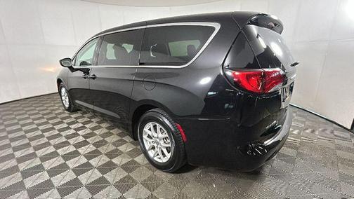 Diamond Black Crystal Pearlcoat 2024 Chrysler Voyager LX