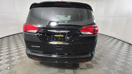 Diamond Black Crystal Pearlcoat 2024 Chrysler Voyager LX