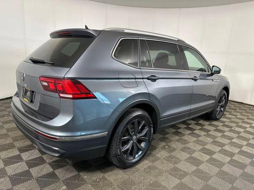 Platinum Gray Metallic 2024 Volkswagen Tiguan 2.0T SE