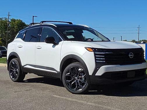 Aspen White Tricoat/Super Black 2026 Nissan Kicks SR
