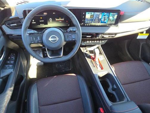 Aspen White Tricoat/Super Black 2026 Nissan Kicks SR
