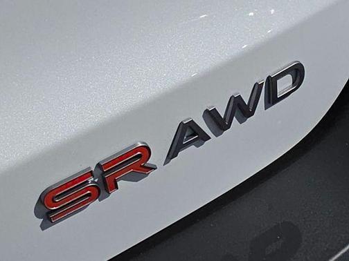 Aspen White Tricoat/Super Black 2026 Nissan Kicks SR