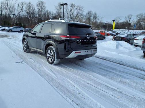 2025 Nissan Pathfinder SL 4WD