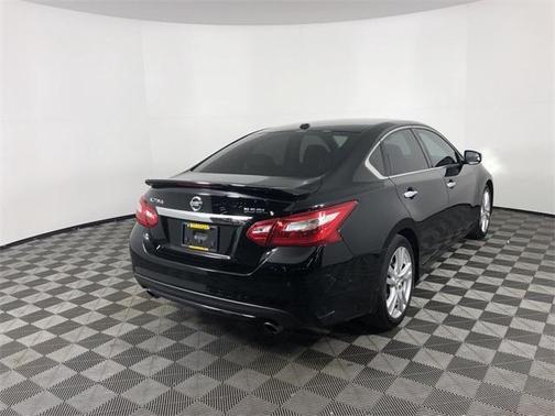 Photo 2 of 25 of 2016 Nissan Altima 3.5 SL