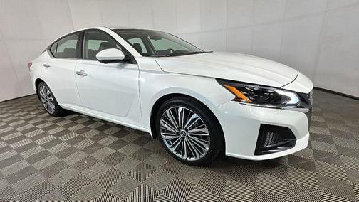 Pearl White Tricoat 2025 Nissan Altima 2.5 SL
