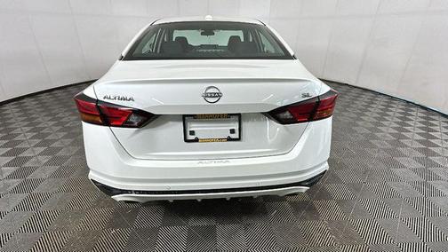 Pearl White Tricoat 2025 Nissan Altima 2.5 SL