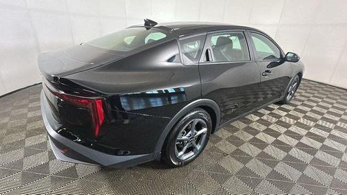 Aurora Black Pearl 2025 Kia K4 LXS