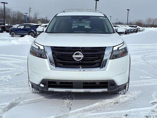 2025 Nissan Pathfinder SL 4WD