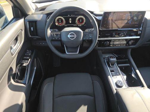 Everest White Pearl Tricoat 2026 Nissan Pathfinder SL