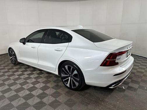 2022 Volvo S60 T5 Momentum