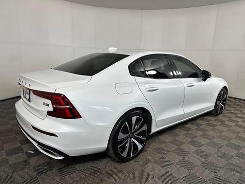 2022 Volvo S60 T5 Momentum