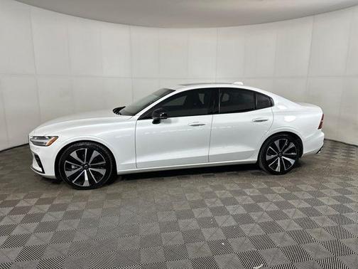 2022 Volvo S60 T5 Momentum