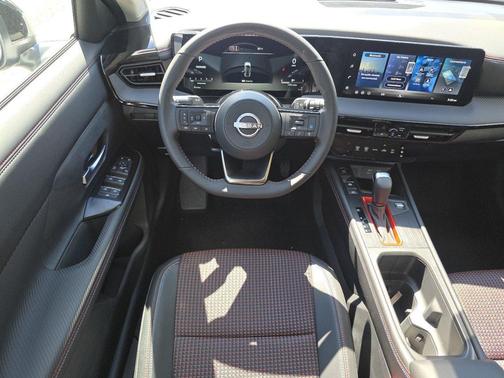 Aspen White/Super Black 2026 Nissan Kicks SR