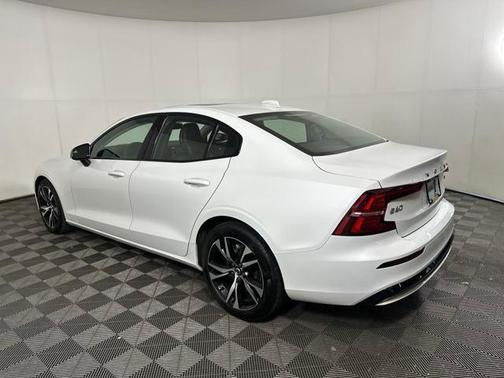 2024 Volvo S60 B5 Core Dark Theme