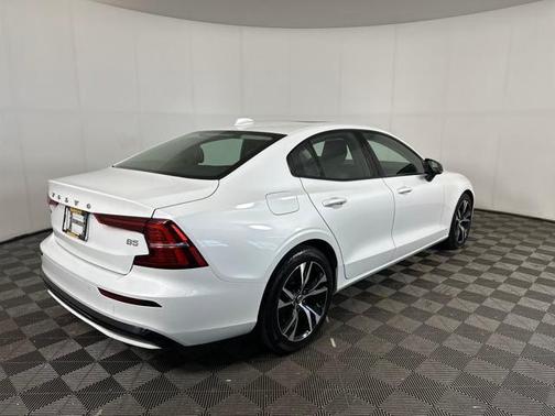 2024 Volvo S60 B5 Core Dark Theme