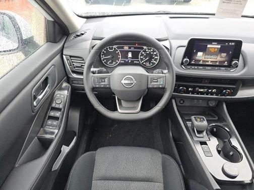 Everest White Pearl Tricoat 2026 Nissan Rogue SV