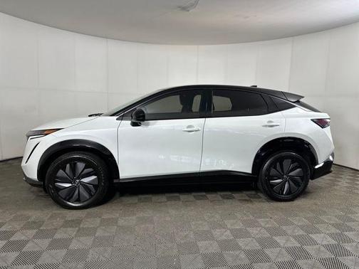 Everest White Pearl Tricoat/Black Diamond Pearl 2024 Nissan ARIYA ENGAGE