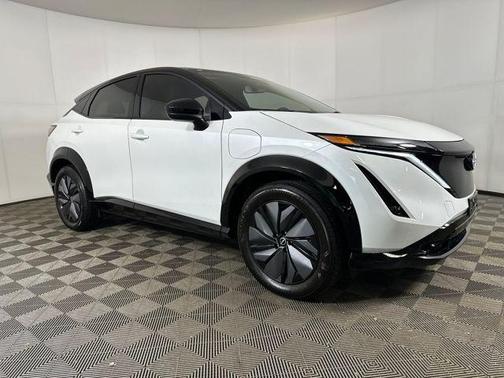 Everest White Pearl Tricoat/Black Diamond Pearl 2024 Nissan ARIYA ENGAGE