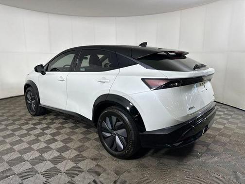 Everest White Pearl Tricoat/Black Diamond Pearl 2024 Nissan ARIYA ENGAGE