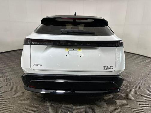 Everest White Pearl Tricoat/Black Diamond Pearl 2024 Nissan ARIYA ENGAGE