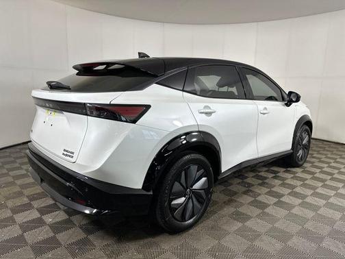 Everest White Pearl Tricoat/Black Diamond Pearl 2024 Nissan ARIYA ENGAGE