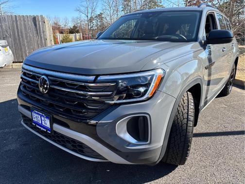 2024 Volkswagen Atlas 2.0T Peak Edition SEL