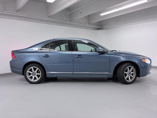 Blue 2013 Volvo S80
