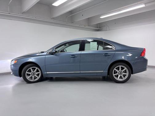 Blue 2013 Volvo S80