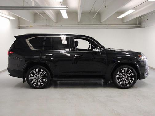 2025 Lexus LX 700h Luxury
