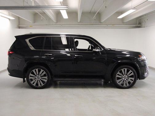 2025 Lexus LX 700h Luxury