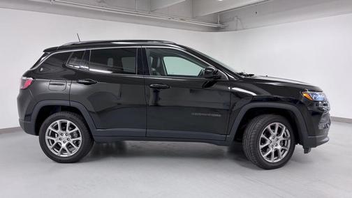 Diamond Black Crystal Pearlcoat 2022 Jeep Compass Latitude Lux